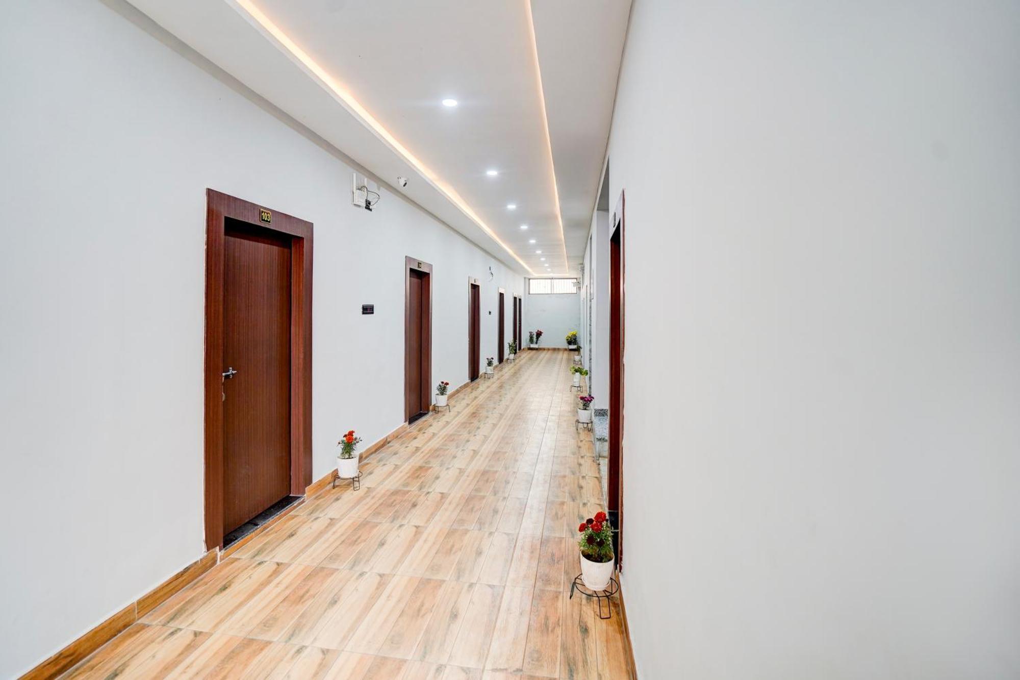 Hotel Vibe Blu- พาราณสี ภายนอก รูปภาพ