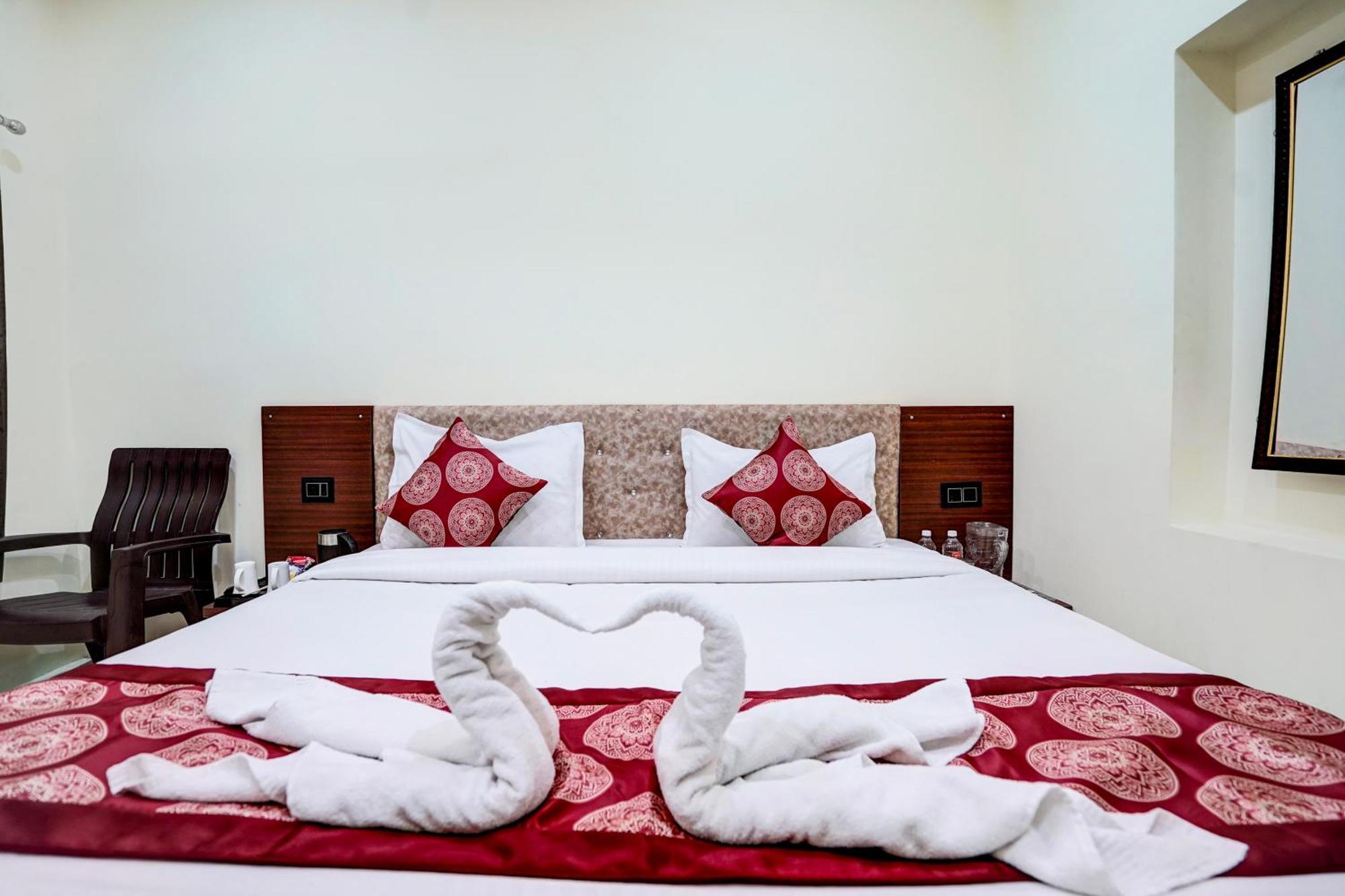 Hotel Vibe Blu- พาราณสี ภายนอก รูปภาพ